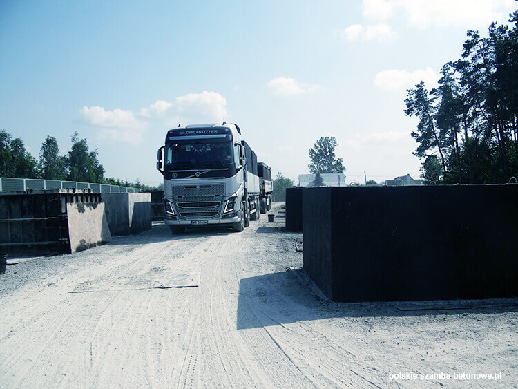 Transport szamb betonowych  w Zwierzyńcu